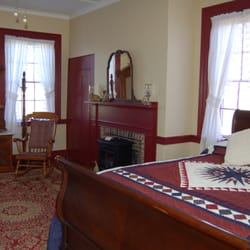 James Manning House - The Wayne Room is spacious and has an extra daybed for your comfort in a traditional master suite.  Queen bed and private bath as well.