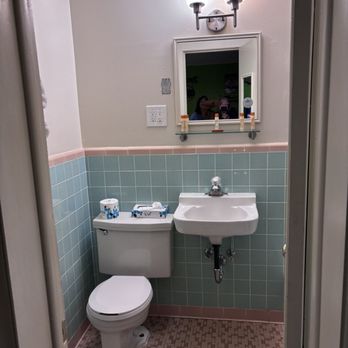 The Retro Inn - Cool bathroom - Hotels Near Me - Cortez, Colorado The Retro Inn - Cool bathroom - Hotels Near Me - Cortez, Colorado