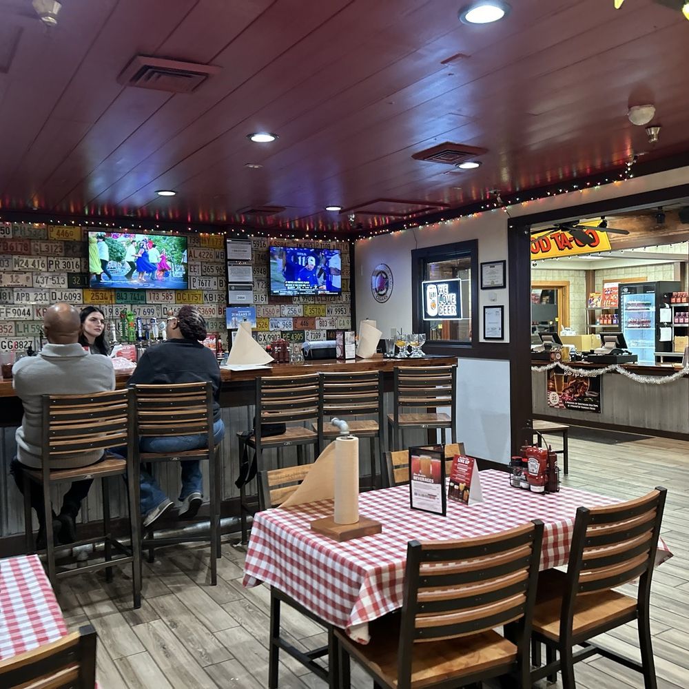Famous Dave's Bar-B-Que - Inside - Barbeque Near Me - Addison, Illinois