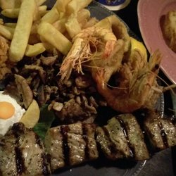 Loosgarten - Surf & Turf auf griechisch: die gemischte Platte mit Gyros, Souvlaki, Kalamari & Garnelen
