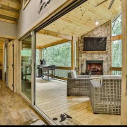 Wolves Den Cabin Rental