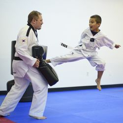 Fair Oaks Family Taekwondo - Learn to kick with power!