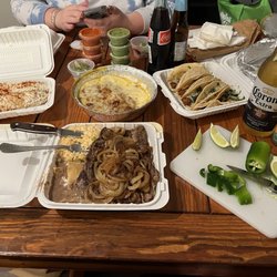 El Popocatepetl - 36. Bistec Encebollado Tacos 118. Al Pastor Tacos Queso fundido 134. Queso con al Pastor Especial de elotes