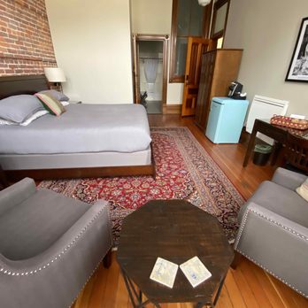 The Belmont Hotel - Belmont Hotel Town View Room 201. All our rooms are dog-friendly, too. - Hotels Near Me - Port Townsend, Washington The Belmont Hotel - Belmont Hotel Town View Room 201. All our rooms are dog-friendly, too. - Hotels Near Me - Port Townsend, Washington