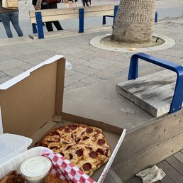 Hot wings and Large Pizzzzza Hot wings and Large Pizzzzza