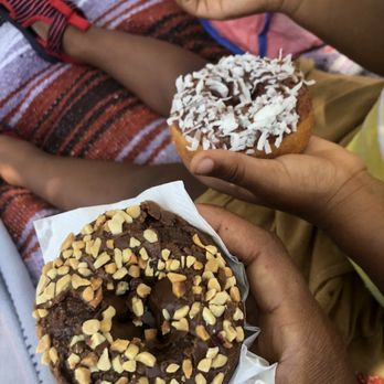 Golden Donut Place  - Donuts Near Me - La Canada Flintridge, California