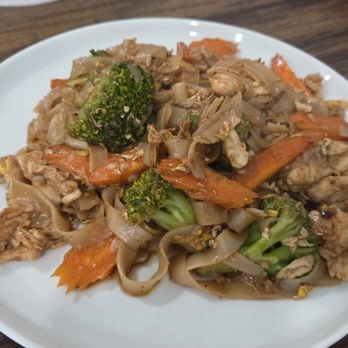 Rice Zilla - Pad See Ew w/ Chicken - Burmese Near Me - Charlotte, North Carolina