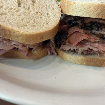Junior's Restaurant & Bakery - Foxwoods - Combo pastrami and corned beef - American Near Me - Mashantucket, Connecticut