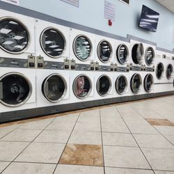Freeway Laundry IV - Plenty of free dryers if you wash your clothes here.