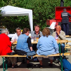 Wurstspezialitäten Roswitha Andersson-Fast - Zufriedene Gäste beim Feiern