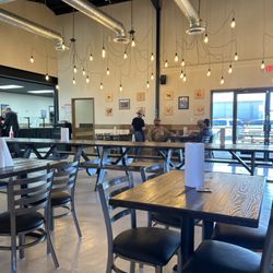 Mout’s Barbeque - Restaurant area