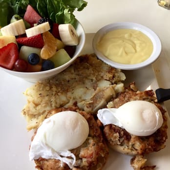 Allô! Mon Coco - Eggs Benedict with crab cakes - Breakfast & Brunch Near Me - Brossard, Quebec Allô! Mon Coco - Eggs Benedict with crab cakes - Breakfast & Brunch Near Me - Brossard, Quebec