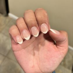 Trendy Nails & Spa - Dip nails (French tips)
