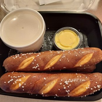 Applebee's Grill + Bar - Brew Pub Pretzels and Beer Cheese Dip - American Near Me - Gibsonia, Pennsylvania