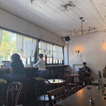 Dialogue Coffee & Flowers - Seating - Coffee & Tea Near Me - New York, New York Dialogue Coffee & Flowers - Seating - Coffee & Tea Near Me - New York, New York