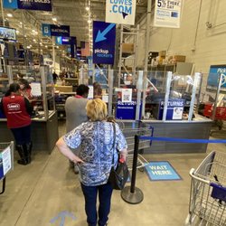 Lowe's Home Improvement - Tons of Lowe's staff, and yet the line for returns is been chunked up for 15 minutes and hasn't moved.
