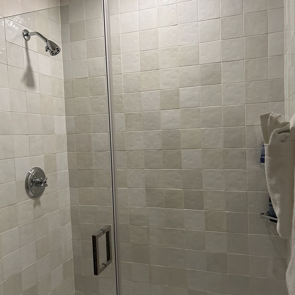 The George Hotel - Shower - Hotels Near Me - Georgetown, South Carolina The George Hotel - Shower - Hotels Near Me - Georgetown, South Carolina