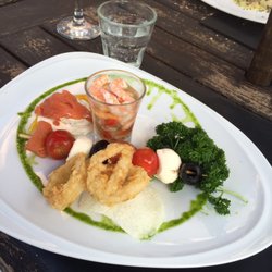 Degustación de amar: ceviche, pincho de salmón con muzzarella y Olivas negras. Crema de salmón y salsa de maracuyá.