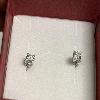 Le Vive Jewelry - 1/4k VS diamonds studs with 14k white gold - Jewelry Near Me - Riverside, California Le Vive Jewelry - 1/4k VS diamonds studs with 14k white gold - Jewelry Near Me - Riverside, California