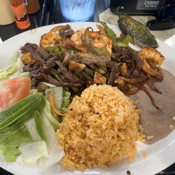 El Marinero - Mixed fajitas - Seafood Near Me - San Antonio, Texas
