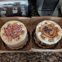 Vanilla cake and chocolate cake