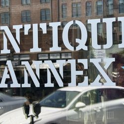 The Antique Annex - Signage.
