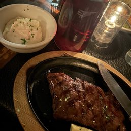 Estraña Entraa / Skirt Steak and mashed potatoes and sangria Estraña Entraa / Skirt Steak and mashed potatoes and sangria