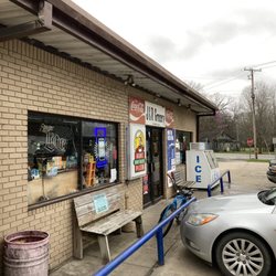J & R Grocery - parking in front of store