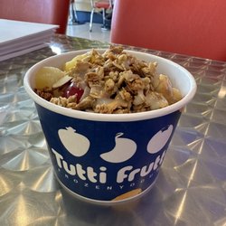 Tutti Frutti - Loveee granola and the fresh toppings