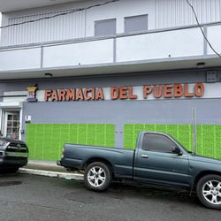 Farmacia del Pueblo - Rótulo exterior y entrada