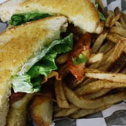 Triple Threat Sports Bar & Grill - Club sandwich