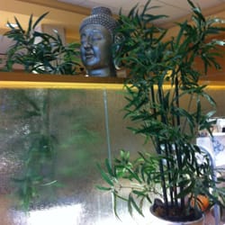 XpresSpa - Nice spa-like ambiance with the bamboo and sculptures.
