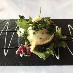Hotel Tangstedter Mühle - Ziegenkäse als Vorspeise - hübsch anzusehen, aber geschmacklich Durchschnitt.