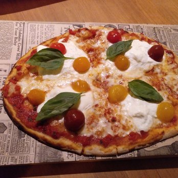 PinsaPizza - Fresca di burrata: tomate, mozarella fior di latte, burrata, tomate cherry y albahaca. - Pizza Near Me - Madrid, M