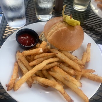 Blue Mountain Brewery - Swiss and Mushroom Burger with the Mojito seltzer - Brewpubs Near Me - Afton, Virginia
