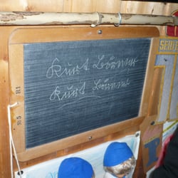 Schiefertafel mit Sütterlin-Schrift