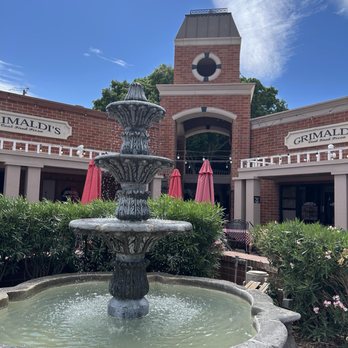 Grimaldi's Pizzeria - Fountain in front of the restaurant - Pizza Near Me - Scottsdale, Arizona Grimaldi's Pizzeria - Fountain in front of the restaurant - Pizza Near Me - Scottsdale, Arizona