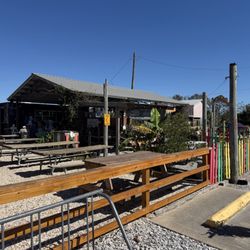 Finns Island Style Grub - Outdoor dining food truck
