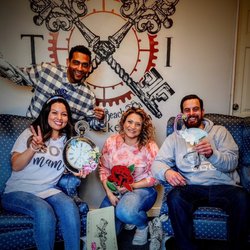 The Locked Inn - Live Escape Room - We escaped the Alice Room!!