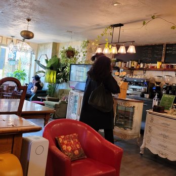 Limoo Juice - Sitting area with vintage living room furniture. - Juice Bars & Smoothies Near Me - Montreal, Quebec Limoo Juice - Sitting area with vintage living room furniture. - Juice Bars & Smoothies Near Me - Montreal, Quebec
