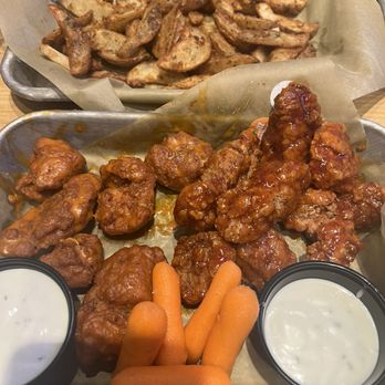 Buffalo Wild Wings - Boneless wings - Sports Bars Near Me - Riverside, California