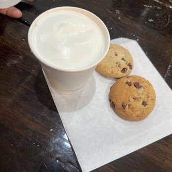 Mac Shack - Cappuccino and chocolate chip cookies - American Near Me - Brooklyn, New York