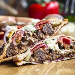 Simply Toast - HERKULES. Würziges proteinreiches Hackfleisch verschmilzt mit unserer pikanten Knobi-Mayo und wird mit erfrischenden Tomaten & Gurken vollen