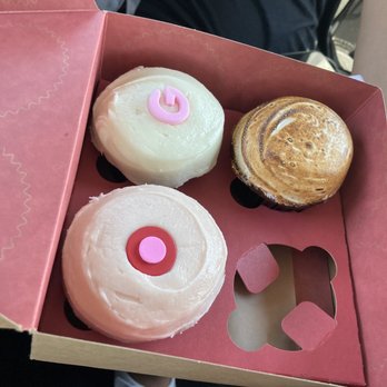 Sprinkles Scottsdale - Strawberry, gluten-free Red Velvet, and S'mores cupcakes - Desserts Near Me - Scottsdale, Arizona Sprinkles Scottsdale - Strawberry, gluten-free Red Velvet, and S'mores cupcakes - Desserts Near Me - Scottsdale, Arizona