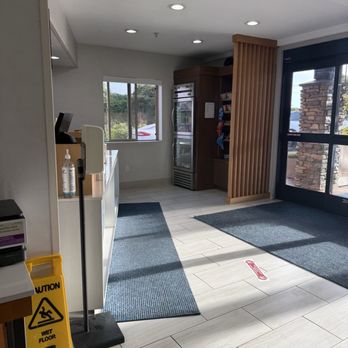 Holiday Inn Express Fort Bragg - Front desk area with a small snacks/drinks for purchase - Hotels Near Me - Fort Bragg, California Holiday Inn Express Fort Bragg - Front desk area with a small snacks/drinks for purchase - Hotels Near Me - Fort Bragg, California