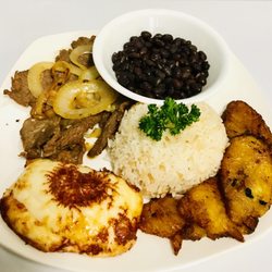 Bistec encebollado/ steak with onions