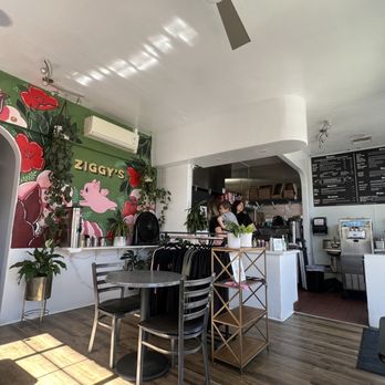 Ziggy’s - Cute shop. They get real busy but full orders efficiently. - Vegan Near Me - Paso Robles, California