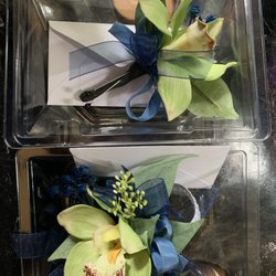Country Florist - Corsage wristlet and boutonniere for homecoming