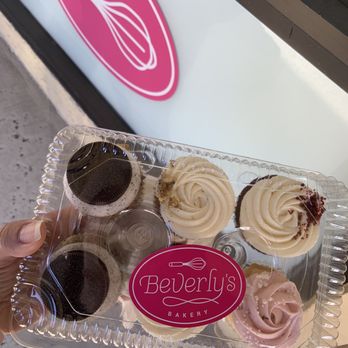 Beverly's Bakery - Oreo, red velvet w cream cheese & lemon Raspberry vanilla cupcake 11.19.23 - Bakeries Near Me - Fullerton, California