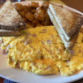 Junior's Restaurant & Bakery - Foxwoods - Ham & cheddar cheese omelet w/ homefries and white toast - American Near Me - Mashantucket, Connecticut